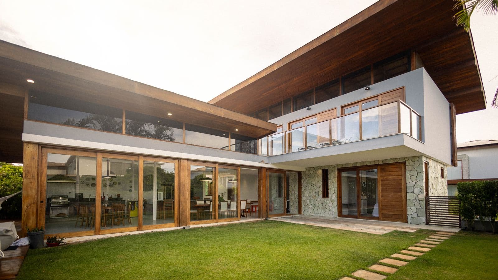 Visualization: exterior view with tropical planting